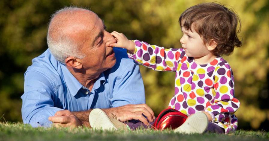 Ở bên cha mẹ: Bí quyết kéo dài tuổi thọ